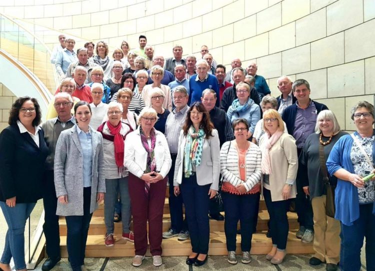 Besuchergruppe mit Ehrenamtlichen aus Ahaus im Landtag