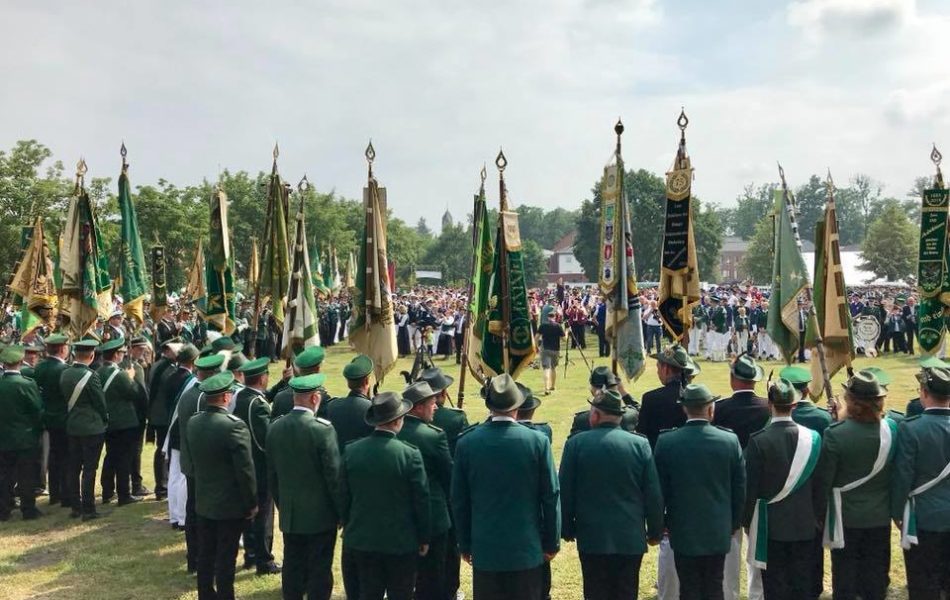 2800 Schützinnen und Schützen aus 72 Vereinen mit 13 Musikkapellen beim Heimatschützenfest Tecklenburger Land in Hörstel