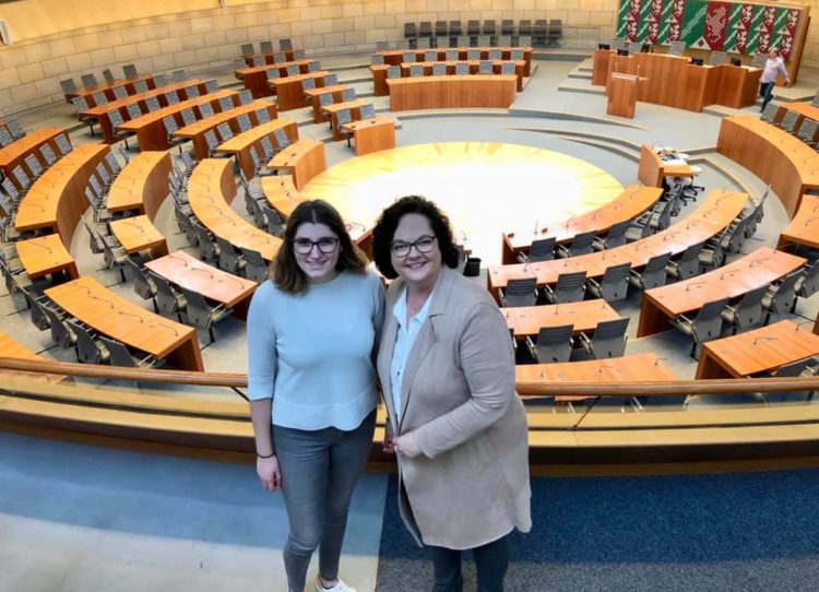 Unterwegs im Landtag mit Praktikantin Julia Schlinge aus Emsdetten
