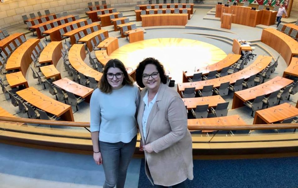 Unterwegs im Landtag mit Praktikantin Julia Schlinge aus Emsdetten