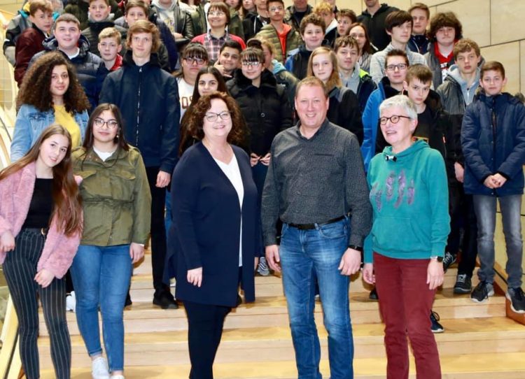 Schülerinnen und Schüler der Jahrgangsstufe 8 an der Anne-Frank-Realschule in Ibbenbüren zu Gast im Düsseldorfer Landtag