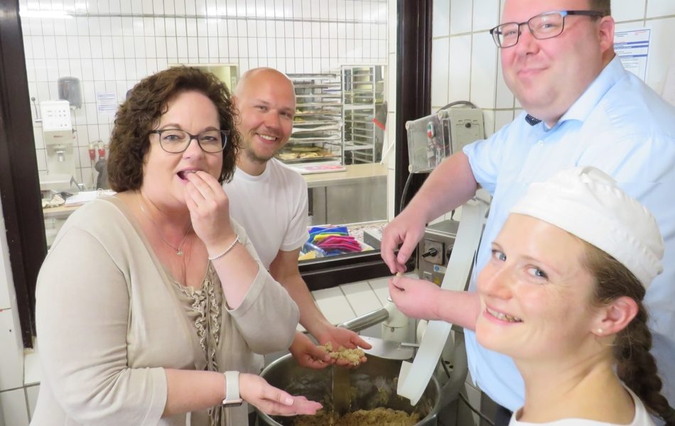 Mit 4000 Eiern und 2000 Päckchen Butter durch den Monat Andrea Stullich MdL schaut bei ihrer Heimattour in die Backstube der Bäckerei Liesenkötter in Saerbeck