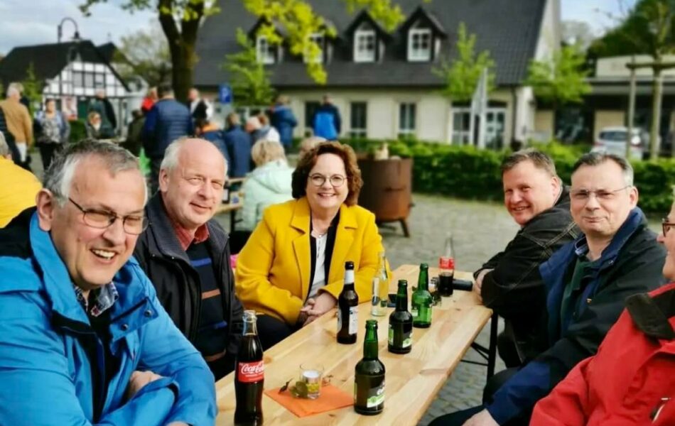 Tagesausklang unterm Maibaum in Ladbergen